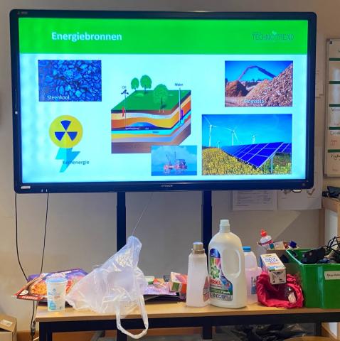 digibord met energiebronnen en plastic afval